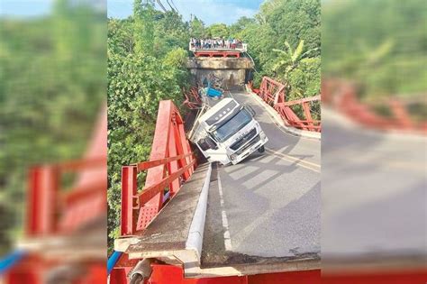 Pangasinan bridge collapses; 4 injured.